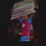 Abhishek Bachchan Instagram - Zoom out. Relive. Celebrate 🎊 🗓️: Aug 31, 2014. ⚔️: PKL S1 Final. 📍 Mumbai. #OnThisDay we've bagged our first PKL title 🏆 and made history 🩷 #JPP