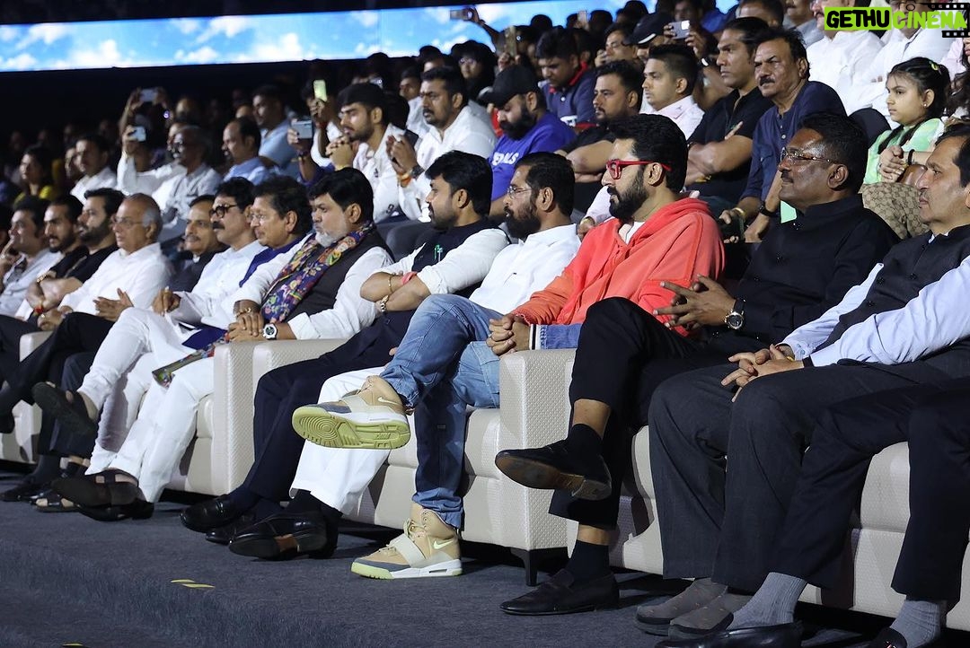 Abhishek Bachchan Instagram - Was so wonderful to witness the 1st ever Pro Govinda league in Mumbai last night. Highly competitive and very exciting to watch. And so proud of my brother @walia_bunty for putting together such a grand event. @progovindaindia @thegssports #progovinda Mumbai, Maharashtra