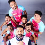 Abhishek Bachchan Instagram - When the TeamOwner photo bombs the #PostPackUpShot of the Team!!!💥💥 @bachchan @sahul_kumar_6 @ajithkumar6_offl @rahulkabaddi @kabaddiarjundeshwal @sunil2017malik @ankushrathee_ #PantherBoss #PantherPack #RoarForPanthers #JaipurPinkPanthers