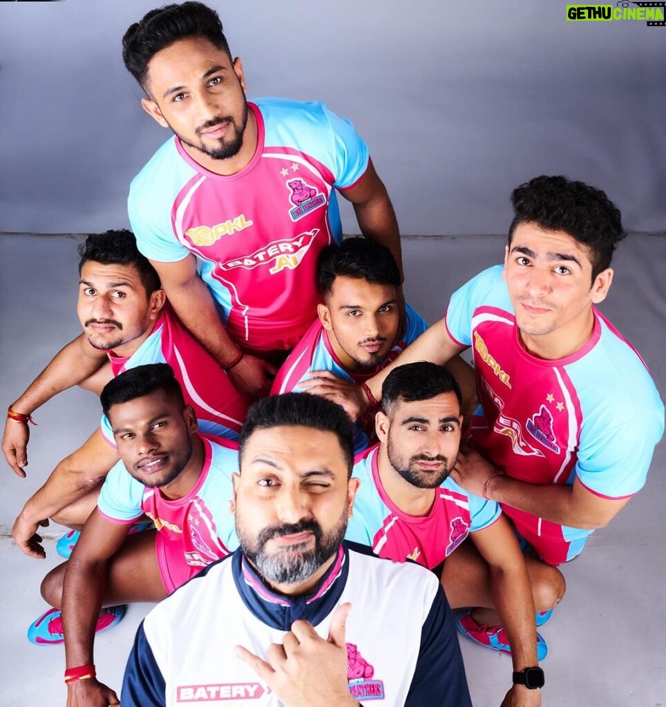Abhishek Bachchan Instagram - When the TeamOwner photo bombs the #PostPackUpShot of the Team!!!💥💥 @bachchan @sahul_kumar_6 @ajithkumar6_offl @rahulkabaddi @kabaddiarjundeshwal @sunil2017malik @ankushrathee_ #PantherBoss #PantherPack #RoarForPanthers #JaipurPinkPanthers