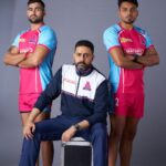 Abhishek Bachchan Instagram - Some fun time at the shoot with #PantherBoss @bachchan PC - @avigowariker thank you sir for the wonderful click. #JPP #PKLSeason10 #Kabaddi