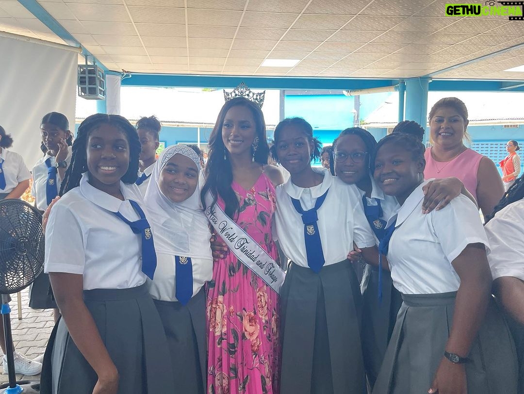 Aché Abrahams Instagram - 360 beautiful girls with bright futures!!☺️ holy name convent point fortin, thank you for making my day. We spoke about the importance of mental health, being kind to each other, sisterhood and so much more!! 💚 I left with a smile on my face and a fire in my heart. Thank you @crowdedroomevents for inviting me to continue sharing my project @invisiblescarsproject_mwtt around T&T 😊 #missworld #beautywithapurpose #roadtomissworld #InvisibleScarsProject #missworldtrinidadandtobago Trinidad and Tobago