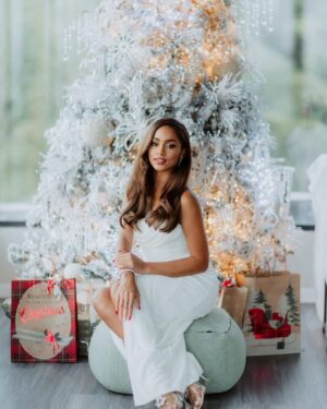 Aché Abrahams Instagram - Wishing you all a merry merry Christmas & a happy new year! 🎄 Today let’s remind ourselves of the true meaning of Christmas… let’s care deeply for one another, think kindly, act gently and share love with the world. Happy holidays from the Miss World TT team 💋 

Photography by @raj.vphotography ✨