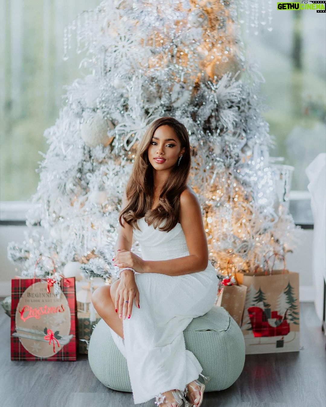 Aché Abrahams - 1.7K Likes - Wishing you all a merry merry Christmas & a happy new year! 🎄 Today let’s remind ourselves of the true meaning of Christmas… let’s care deeply for one another, think kindly, act gently and share love with the world. Happy holidays from the Miss World TT team 💋
Photography by @raj.vphotography ✨