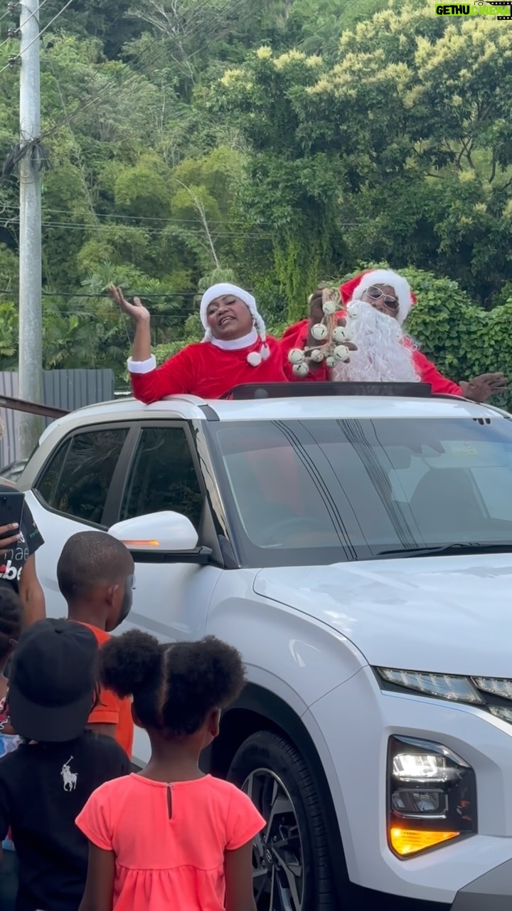 Aché Abrahams Instagram - It was such a pleasure to be involved in the La Seiva Christmas treat for the children in my home community. It is always the best feeling to see the young ones so excited and happy, especially around this festive time☺️. All children deserve to have a happy Christmas no matter their circumstances and that’s why I’m so grateful to have been part of this beautiful annual iniative. This Christmas treat was even more special as we were able to use our newly reopened homework Centre!🥰 Thank you so much to my lovely friends at @atouch_of_joy for donating gifts and hampers towards this incredible initiative and being the best partners in the 🌎! A special thank you to the la Seiva village council, BSF, my home community, my lovely family and everyone involved🥰. Wishing you all a happy Christmas! 🎄