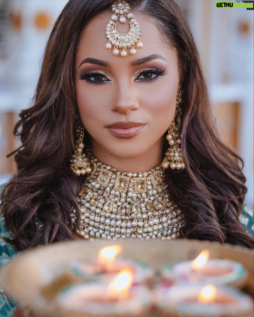 Aché Abrahams - 1.5K Likes - Let each diya you light bring a glow of happiness on your face and enlighten your soul. Happy Diwali!🪔