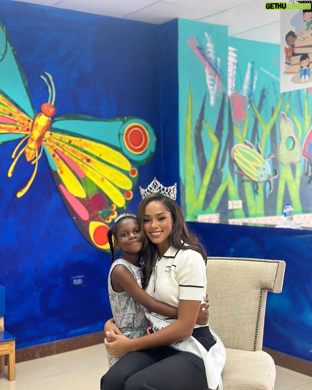 Aché Abrahams Instagram - Today I read ‘the ugly duckling’ story for the children at Mohammed’s bookstore 🦆❤️. This book was one of my favourites growing up and is such a good read for children because it instills principles of embracing our differences, loving ourselves, being proud of our uniqueness and being kind to others even if they look or act differently than we do. Of course I also used this opportunity to speak to them about mental health and standing up against bullying. It’s always a pleasure to spend my day with the children so thank you so much @mohammedsbookstore for having me for Story time Saturday 📚❤️