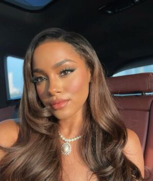 Aché Abrahams Instagram - Car selfies 🦋 can you guess what song I was listening to?🙈 Hope you all have a great day🫶🏽