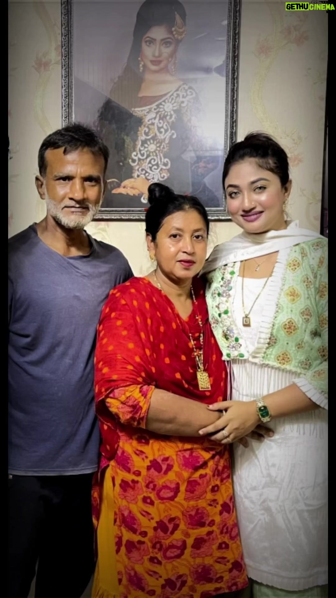 Achol Instagram - হাজারবার জন্ম নিলেও তোমাদের ঋণ শোধ করতে পারবোনা। না বুঝে না জেনে কত অন্যায় তোমাদের সাথে করি।পারলে মাফ করে দিও। যত দূরেই যাই না কেন আমার নিঃশ্বাস থাকা পর্যন্ত আমার ছায়া তোমাদের সাথে থাকবে🙏❤️❤️❤️অনেক ভালোবাসি তোমাদের বোঝাতে পারিনা হয়তো🙏🙏🙏