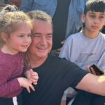 Acun Ilıcalı Instagram – Dün çok güzel bir gündü. Hatay’daki çocuklarımızla “Kral Şakir Mikrop Avcıları Cumburlop!” filmini seyrettik. Onlarla olmak, sevgilerini hissetmek ve gözlerindeki mutluluğu görmenin benim için tarifi yok. O kadar tatlı, o kadar sevimlilerdi ki zaman nasıl geçti anlamadım. İnşallah yakın zamanda çok güzel bir proje ile tekrar orada olacağım. Misafirperverliği için Hatay Büyükşehir Belediye Başkanımız Lütfü Savaş’a ve ayrıca bu anlamlı günde benimle birlikte olduğu için sevgili Varol Yaşaroğlu’na teşekkür ediyorum. En kısa zamanda görüşmek dileğiyle…

@lutfusavas @varolyasaroglu