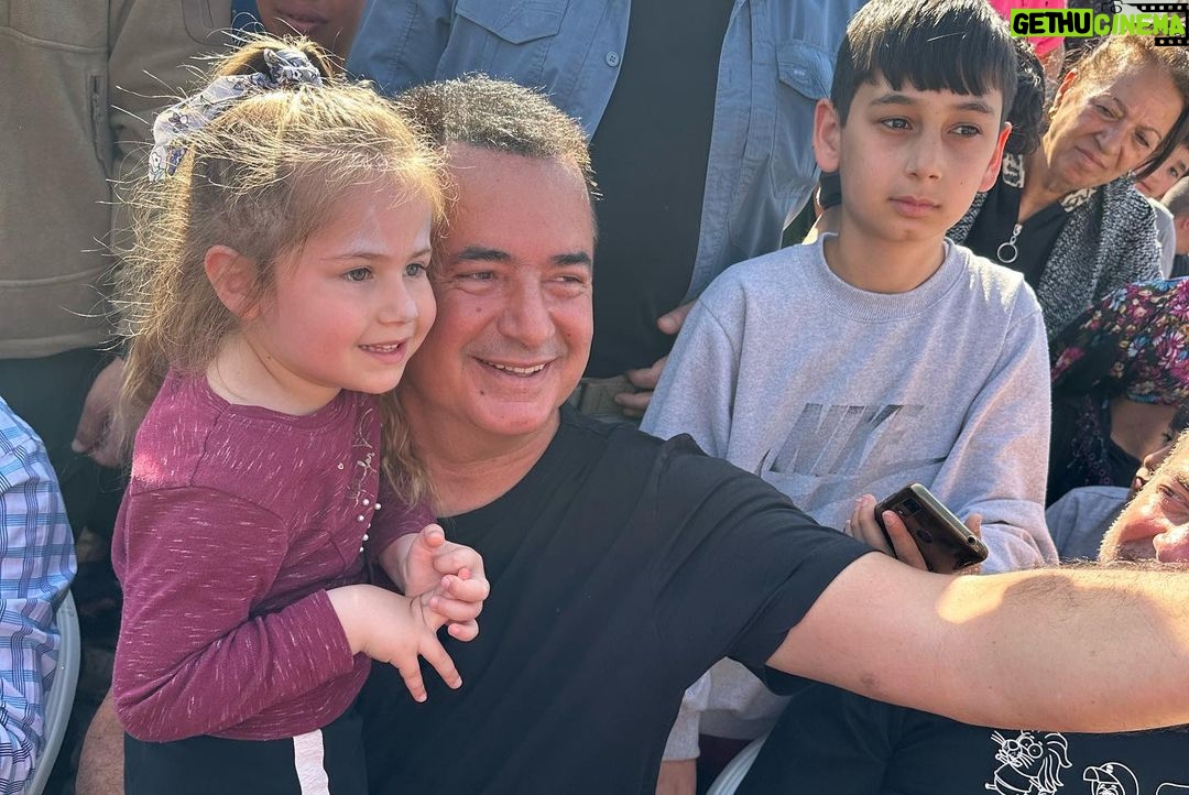 Acun Ilıcalı Instagram - Dün çok güzel bir gündü. Hatay'daki çocuklarımızla "Kral Şakir Mikrop Avcıları Cumburlop!" filmini seyrettik. Onlarla olmak, sevgilerini hissetmek ve gözlerindeki mutluluğu görmenin benim için tarifi yok. O kadar tatlı, o kadar sevimlilerdi ki zaman nasıl geçti anlamadım. İnşallah yakın zamanda çok güzel bir proje ile tekrar orada olacağım. Misafirperverliği için Hatay Büyükşehir Belediye Başkanımız Lütfü Savaş’a ve ayrıca bu anlamlı günde benimle birlikte olduğu için sevgili Varol Yaşaroğlu'na teşekkür ediyorum. En kısa zamanda görüşmek dileğiyle... @lutfusavas @varolyasaroglu