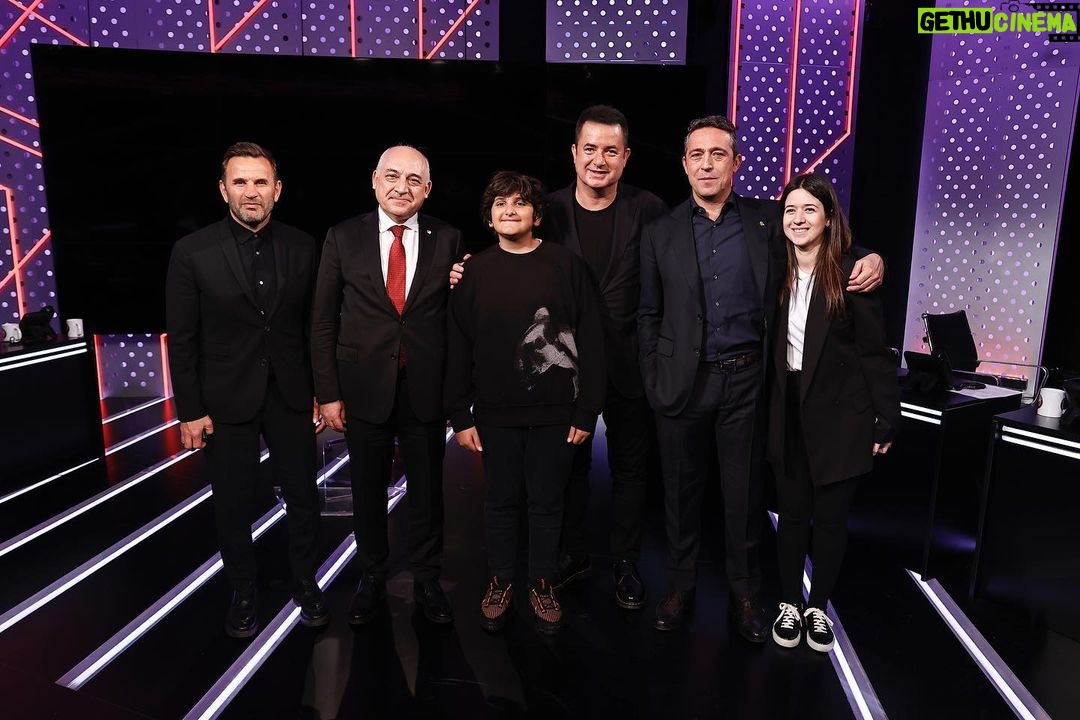 Acun Ilıcalı Instagram - Dün akşam futbol ailesi olarak düzenlediğimiz “Omuz Omuza” yardım kampanyamızda ortak yayın ile birlik ve dayanışma içinde yaralarımızı sarmaya çalıştık. Ortak yayında tam 845.7 milyon TL toplandı. Emeği geçen herkese çok teşekkür ederim. Yaralılarımıza acil şifalar, hayatını kaybedenlere Allah'tan rahmet ve yakınlarına başsağlığı dilerim. Tekrar tüm ülkemize geçmiş olsun. We tried to heal our wounds in unity and solidarity with a joint broadcast of our “Shoulder to Shoulder” charity campaign, which we organized as a football family last night. Exactly $44.78 million was collected in the joint broadcast. Thank you so much to everyone who contributed. I wish urgent healing to our wounded, mercy from God to those who lost their lives and condolences to their relatives. Get well soon to our whole country.