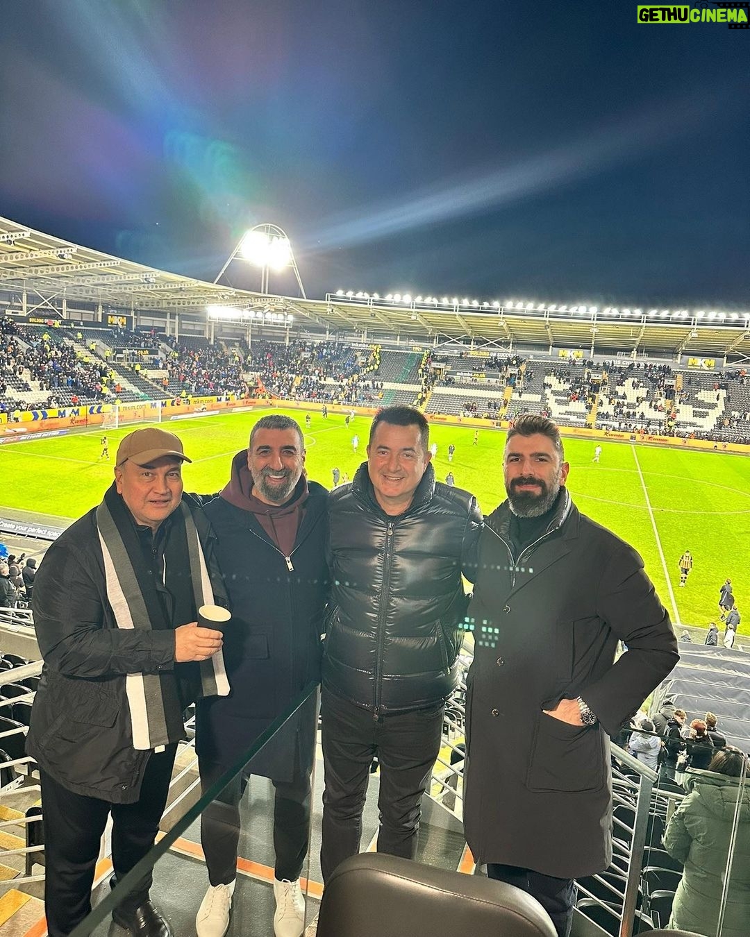 Acun Ilıcalı Instagram - İş dünyasında dünya çapındaki başarılarıyla ülkemizin gururu sevgili Murat Ülker'in Hull City maçına gelmesi beni çok mutlu etti. İnşallah Hull City olarak bize de bu büyük başarılar nasip olur ve beraber kutlarız. I was very happy that dear Murat Ülker, the pride of our country with his worldwide achievements in the business world, came to the Hull City match. I hope that we, as Hull City, will also be granted these great successes and will celebrate together. @hullcity #theTigers #hcafc #HullCity
