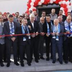 Acun Ilıcalı Instagram – Memleketim Erzurum’da yeni fabrikamızın açılışını sevgili dostum Fatih Melek ile birlikte gerçekleştirdik. Kurmuş olduğumuz fabrikamızdaki çalışanların büyük çoğunluğunu kadınların oluşturması beni ayrıca çok mutlu ediyor. Fabrikamızın açılışına teşrif eden ve bize her zaman desteğini hissettiren Erzurum Valisi Mustafa Çiftçi’ye ve Erzurum Büyükşehir Belediye Başkanı Mehmet Sekmen’e teşekkürlerimi sunuyorum. Allah inşallah yakın zamanda Erzurum’a yeni yatırımlar yapmayı nasip eder.