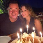 Acun Ilıcalı Instagram – Canım kızım, ne kadar büyüsen de benim için soru makinesi o tatlı tombiş yanaklı prensessin.. Nice mutlu yaşın olsun, seni çook seviyorum.