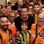 Acun Ilıcalı Instagram – Unutulmaz bir futbol akşamıydı. 3 takımın taraftarının kol kola maç seyrettiği hafızalardan silinmeyecek bir gündü. Hayalini kurduğum, tribünlerdeki dostluğun zirvesini ve futbolun güzelliğini yaşadık. Bizi en güzel şekilde ağırladığı için Sakaryaspor kulübüne ve Sakaryalılara çok teşekkürler..

It was an unforgettable football evening. It was a day that will not be erased from memory when fans of 3 teams watched the match arm in arm. We experienced the peak of friendship and the beauty of football in the stands, which I dreamed of. Many thanks to Sakaryaspor football club and Sakaryaspor fans for welcoming us in the most wonderful way..

@fenerbahce @hullcity @sakaryaspor