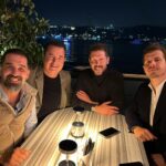 Acun Ilıcalı Instagram – Eski öğrencileri Arda ve Emre ile birlikte, bana göre dünyanın en önemli teknik direktörlerinden olan sevgili Simeone ile çok keyifli bir akşam yemeği yedik. Konu tabii ki de futbol ve Arda ile kazandıkları başarılardı. Maradona’yla olan anıları bizi zaman tüneline soktu :)

Together with his former students Arda and Emre, we had a very pleasant dinner with dear Simeone, who is one of the most important coaches in the world for me. Of course, the topic was football and the successes they won with Arda. His memories with Maradona put us in a time machine :)