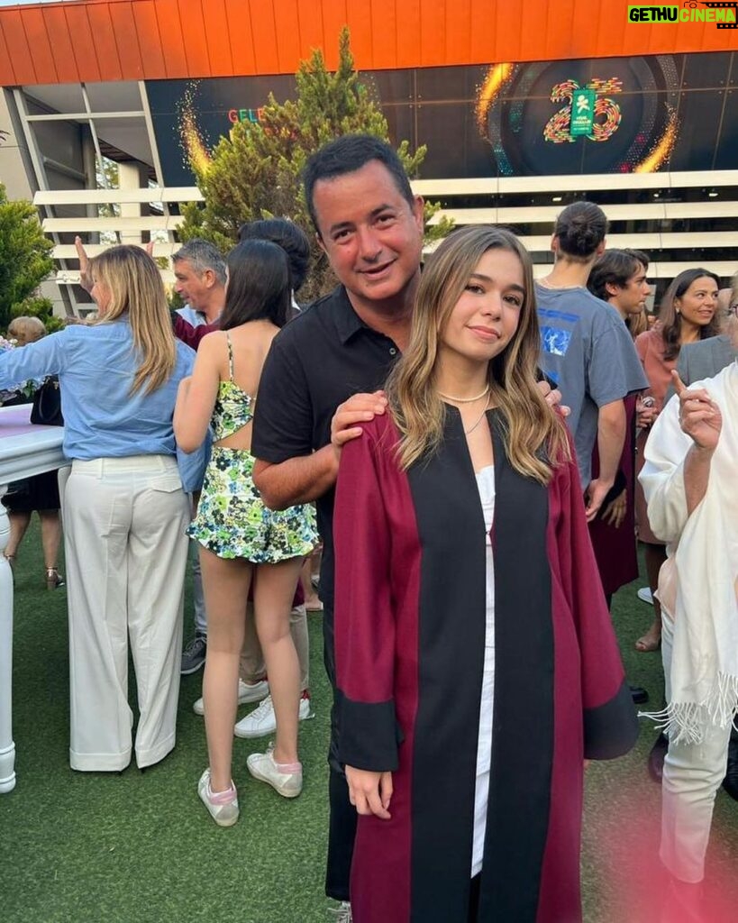 Acun Ilıcalı Instagram - Canım kızım ne çabuk büyüdün de mezuniyetini kutladık…Öğrenim hayatının babanın başaramadığı başarılarla dolu olacağından şüphem yok :) Seni çok seviyorum..