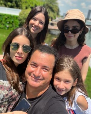 Acun Ilıcalı Instagram - Yeryüzündeki cennet :)
Babalar gününüz kutlu olsun 

Heaven on earth :)
Happy father’s day 

#babalargünükutluolsun  #happyfathersday