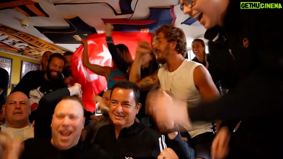 Acun Ilıcalı Instagram - I would like to thank our amazing fans for the incredible hospitality that they showed me and Survivor Turkey contestants. Special thanks to the Botanic Inn and the landlord and landlady for welcoming us.. UP THE TIGERS ! Hem bana hem de Survivor Türkiye yarışmacılarımıza gösterdikleri inanılmaz misafirperverlik için muhteşem taraftarlarımıza, bizi ağırlayan Botanic Inn'e ve ev sahiplerine çok teşekkürler.. @hullcity #theTigers #hcafc #HullCity @survivorturkiye