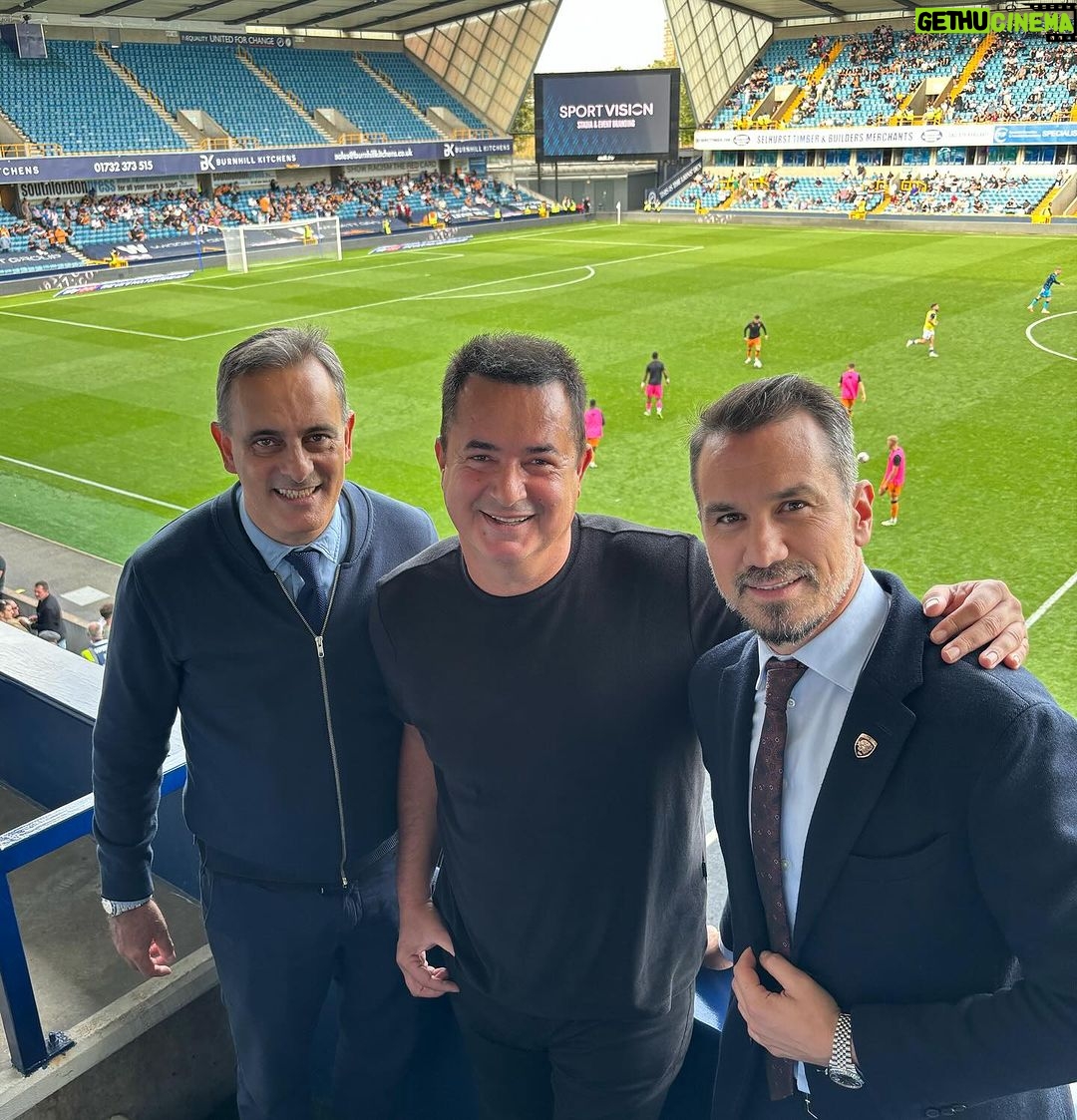 Acun Ilıcalı Instagram - Mustafa Yokeş ve Merthan Açıl benim futbol dünyasındaki hayallerimdeki iki önemli yol arkadaşım. Hull City'yi satın almamla Tan’la beraber bu yola çıkarken, Mustafa ve Merthan'ın verdikleri desteğin önemi tarif edilemez. Scout ekibimizle birlikte bugün kurduğumuz, hayalimdeki kadronun en önemli mimarları diyebilirim. Her zaman hayatımızda olan, görünmeyen kahramanlar.. Sizi seviyorum ❤️ @merthan.acil @tankesler @hullcity
