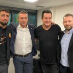 Acun Ilıcalı Instagram – Unutulmaz bir futbol akşamıydı. 3 takımın taraftarının kol kola maç seyrettiği hafızalardan silinmeyecek bir gündü. Hayalini kurduğum, tribünlerdeki dostluğun zirvesini ve futbolun güzelliğini yaşadık. Bizi en güzel şekilde ağırladığı için Sakaryaspor kulübüne ve Sakaryalılara çok teşekkürler..

It was an unforgettable football evening. It was a day that will not be erased from memory when fans of 3 teams watched the match arm in arm. We experienced the peak of friendship and the beauty of football in the stands, which I dreamed of. Many thanks to Sakaryaspor football club and Sakaryaspor fans for welcoming us in the most wonderful way..

@fenerbahce @hullcity @sakaryaspor
