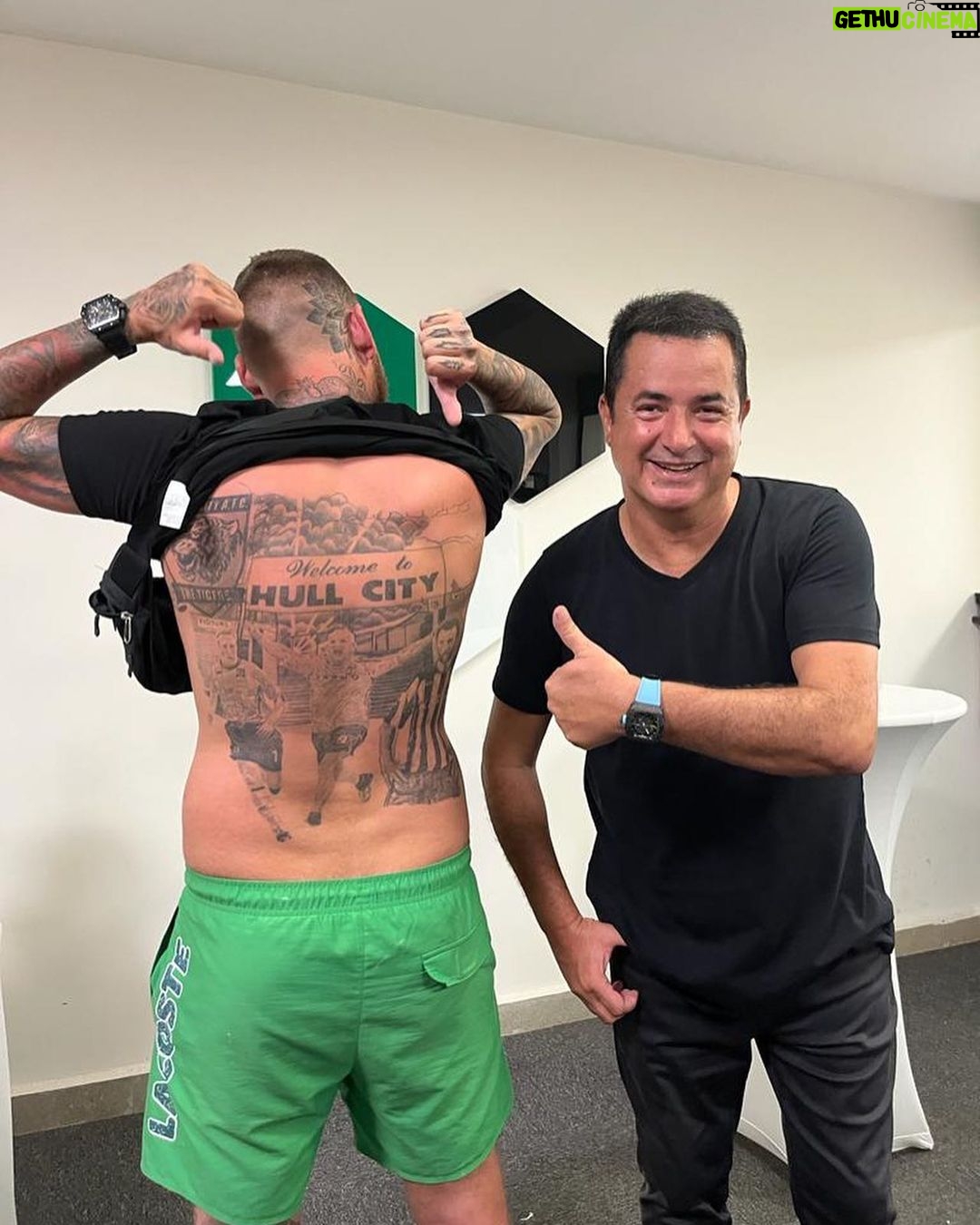 Acun Ilıcalı Instagram - Unutulmaz bir futbol akşamıydı. 3 takımın taraftarının kol kola maç seyrettiği hafızalardan silinmeyecek bir gündü. Hayalini kurduğum, tribünlerdeki dostluğun zirvesini ve futbolun güzelliğini yaşadık. Bizi en güzel şekilde ağırladığı için Sakaryaspor kulübüne ve Sakaryalılara çok teşekkürler.. It was an unforgettable football evening. It was a day that will not be erased from memory when fans of 3 teams watched the match arm in arm. We experienced the peak of friendship and the beauty of football in the stands, which I dreamed of. Many thanks to Sakaryaspor football club and Sakaryaspor fans for welcoming us in the most wonderful way.. @fenerbahce @hullcity @sakaryaspor