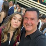 Acun Ilıcalı Instagram – Canım kızım ne çabuk büyüdün de mezuniyetini kutladık…Öğrenim hayatının babanın başaramadığı başarılarla dolu olacağından şüphem yok :) Seni çok seviyorum..