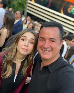 Acun Ilıcalı Instagram - Canım kızım ne çabuk büyüdün de mezuniyetini kutladık…Öğrenim hayatının babanın başaramadığı başarılarla dolu olacağından şüphem yok :) Seni çok seviyorum..