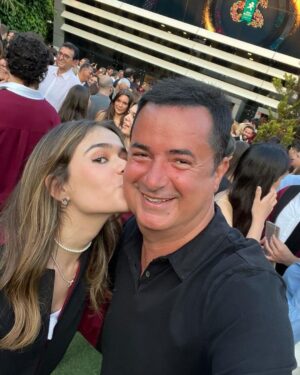 Acun Ilıcalı Instagram - Canım kızım ne çabuk büyüdün de mezuniyetini kutladık…Öğrenim hayatının babanın başaramadığı başarılarla dolu olacağından şüphem yok :) Seni çok seviyorum..