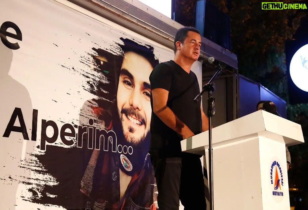 Acun Ilıcalı Instagram - 2018 yılında kaybettiğimiz değerli çalışma arkadaşımız, genç kardeşim Alper Baycın’ın adını yaşatmak adına Antalya Muratpaşa’da Kameraman Alper Baycın Parkı’nın açılışındaydık. Seni asla unutmayacağız...