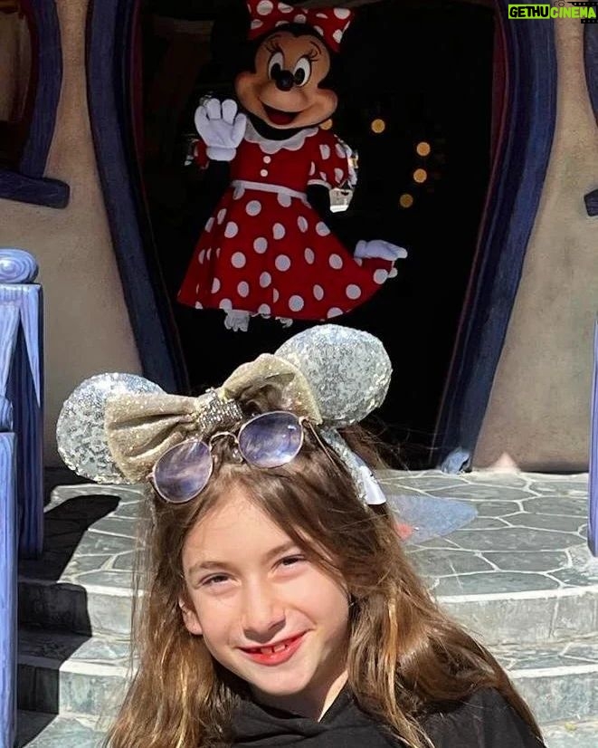 Acun Ilıcalı Instagram - Melisa'yla, Mickey'i Disneyland'deki evinde ziyaret ettik :)