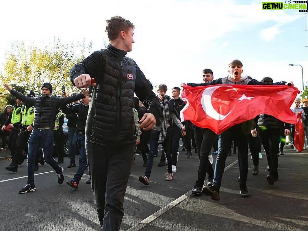 Acun Ilıcalı Instagram - O güzel şehre indiğim anda çok büyük bir enerji hissettim. Şimdi de sokaklarda, Twitter'da, Türk bayraklarını gördüğümde, gerçek bir aile gibi çok güçlü bağları olan birkaç kulüpten biri olacağımızdan eminim. Umarım hayallerimiz çok yakında gerçekleşir. The moment I landed, I felt the great energy of that beautiful city. After I see the Turkish flags on the streets, on Twitter, I am sure that we will become one of the few clubs with very strong ties like a family. I hope that our dreams will come true very soon. @hullcity #theTigers #hcafc #HullCity