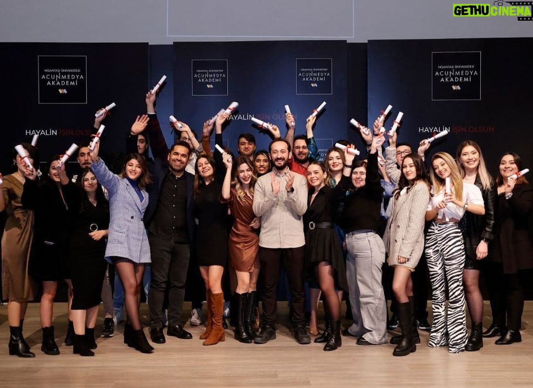 Acun Ilıcalı Instagram - Nişantaşı Üniversitesi Acunmedya Akademi'de 2. dönem mezunlarımızı vermenin mutluluğunu ve gururunu yaşıyoruz. Tüm mezunlarımıza başarılar diliyorum. Yolunuz açık olsun... @acunmedyaakademi @nisantasiedu #acunmedyaakademi