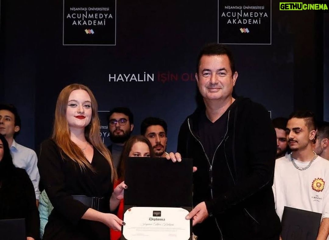 Acun Ilıcalı Instagram - Nişantaşı Üniversitesi Acunmedya Akademi'de 2. dönem mezunlarımızı vermenin mutluluğunu ve gururunu yaşıyoruz. Tüm mezunlarımıza başarılar diliyorum. Yolunuz açık olsun... @acunmedyaakademi @nisantasiedu #acunmedyaakademi