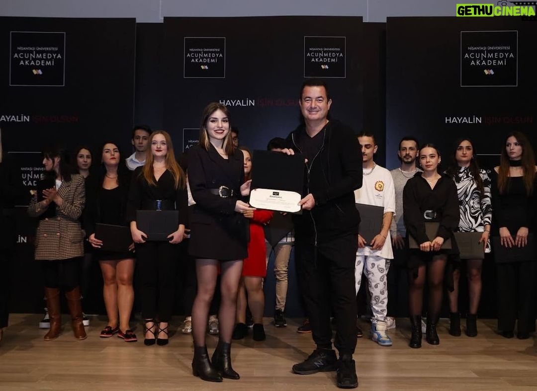 Acun Ilıcalı Instagram - Nişantaşı Üniversitesi Acunmedya Akademi'de 2. dönem mezunlarımızı vermenin mutluluğunu ve gururunu yaşıyoruz. Tüm mezunlarımıza başarılar diliyorum. Yolunuz açık olsun... @acunmedyaakademi @nisantasiedu #acunmedyaakademi