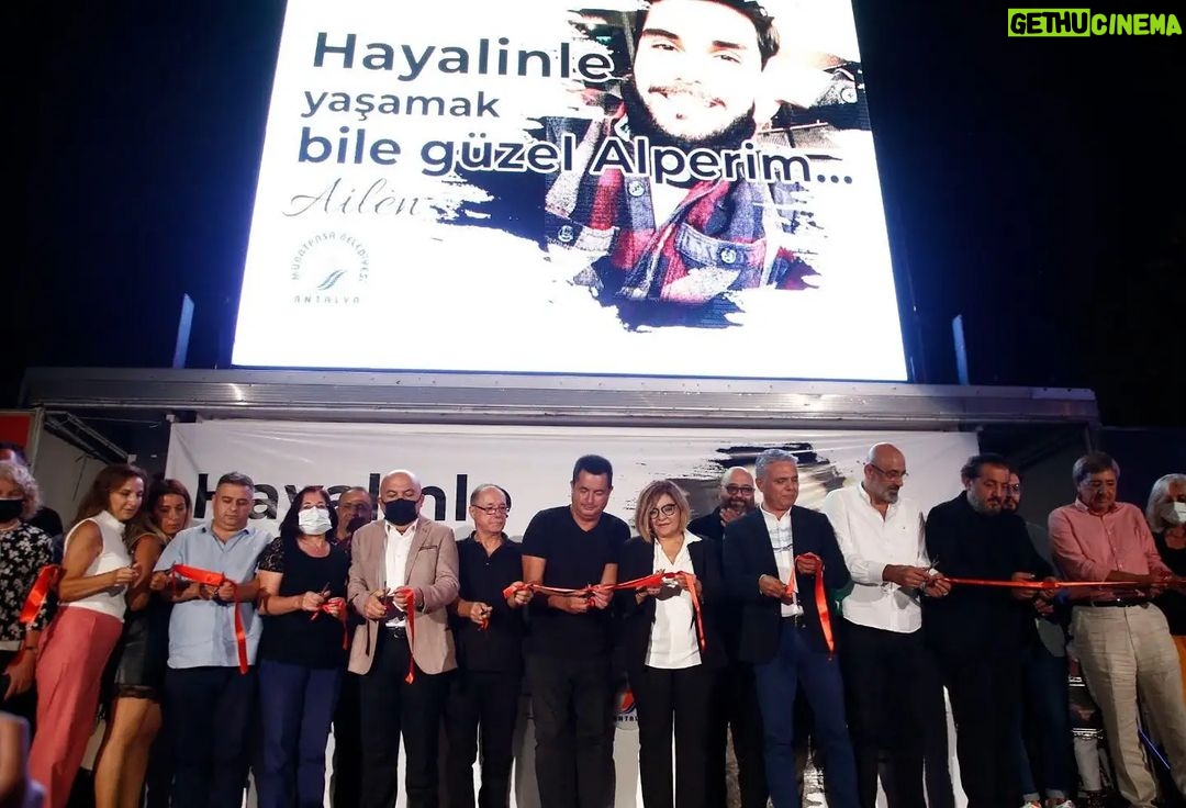Acun Ilıcalı Instagram - 2018 yılında kaybettiğimiz değerli çalışma arkadaşımız, genç kardeşim Alper Baycın’ın adını yaşatmak adına Antalya Muratpaşa’da Kameraman Alper Baycın Parkı’nın açılışındaydık. Seni asla unutmayacağız...