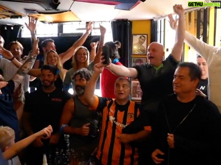 Acun Ilıcalı Instagram - Sevgili Murat abinin Hull City sevgisi beni çok gururlandırıyor. Bu hafta sonu gerçek bir Hull City taraftarı olduğunu hepimize hissettirdi :) @mu_ulker Dear Murat Ülker’s love for Hull City makes me very proud. He made us all feel that he was a real Hull City fan this weekend :) @hullcity #theTigers #hcafc #HullCity