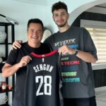 Acun Ilıcalı Instagram – Sevgili Alperen geçtiğimiz günlerde, Dominik’te misafirimiz oldu. Allah vergisi yeteneğiyle NBA’de çok başarılı yıllar geçireceğinden şüphem yok ama ailesinden aldığı güzel karakterinin, güzel insan olmasının bana yaşattığı duygu bambaşka. Büyük başarılar yaşamayı hak ediyor ve yaşayacağından şüphem yok. @alperen.sengun 

Dear Alperen, we recently had as a guest in the Dominican Republic. I have no doubt that he will have many successful years in the NBA with his God-given talent, but the feeling of being a beautiful person and a beautiful character he inherited from his family is something else.  He deserves to live great experiences and I have no doubt that he will.