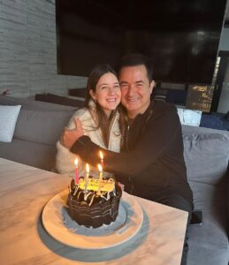 Acun Ilıcalı Instagram - Canım kızım beni hep gururlandırıyorsun, hep seni örnek gösteriyorum. Duygularımı kelimelere dökmem zor.. İyi ki doğdun iyi ki benim kızım oldun. Beni hep mutlu ettin, inşallah sen de hep mutlu olursun ❤️