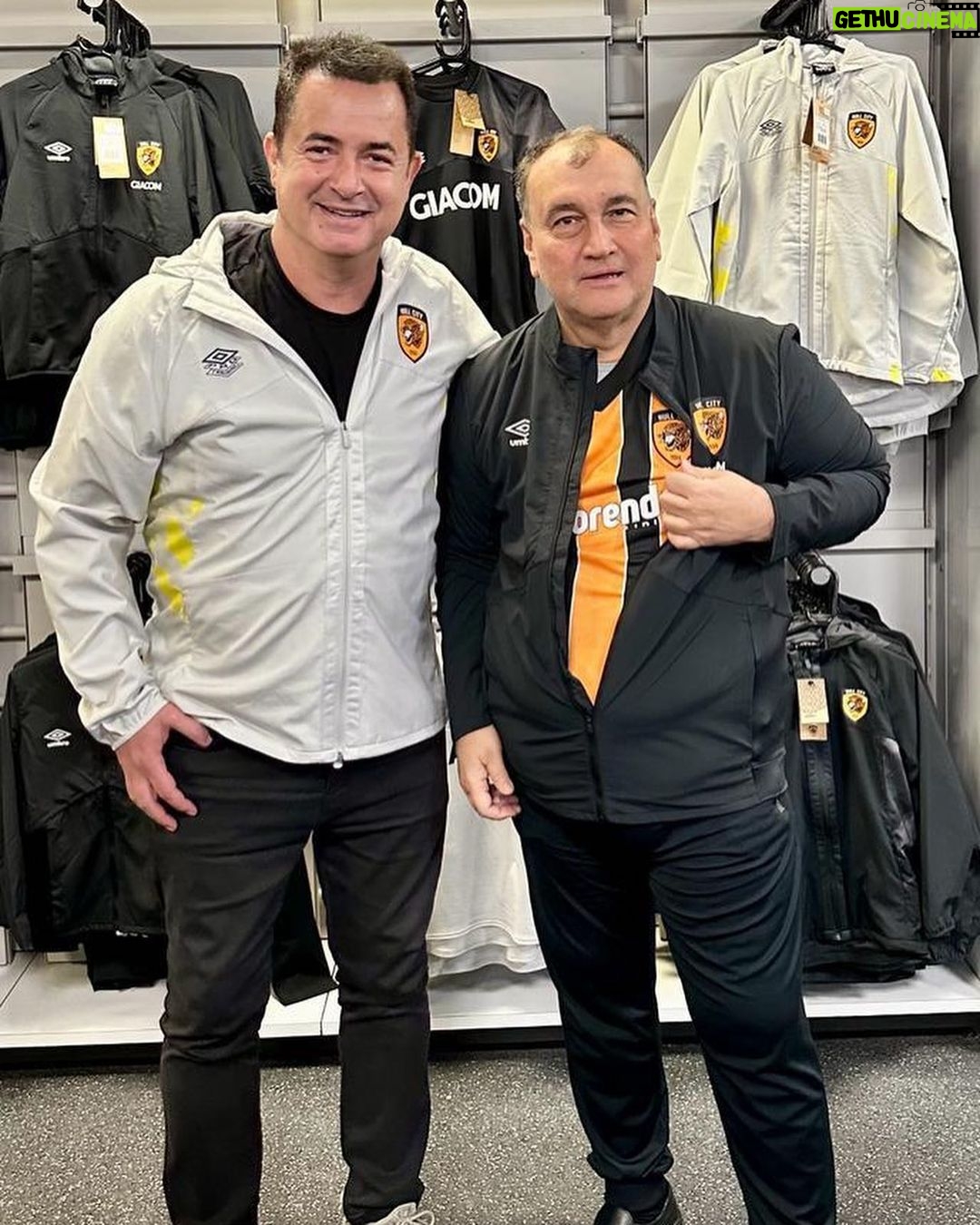 Acun Ilıcalı Instagram - İş dünyasında dünya çapındaki başarılarıyla ülkemizin gururu sevgili Murat Ülker'in Hull City maçına gelmesi beni çok mutlu etti. İnşallah Hull City olarak bize de bu büyük başarılar nasip olur ve beraber kutlarız. I was very happy that dear Murat Ülker, the pride of our country with his worldwide achievements in the business world, came to the Hull City match. I hope that we, as Hull City, will also be granted these great successes and will celebrate together. @hullcity #theTigers #hcafc #HullCity