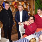 Acun Ilıcalı Instagram – Güzel kardeşlerimi işlerinin başında ziyaret ettim. O kadar güzel kalpleri var ki hepimize örnek olması lazım. Tebessüm Kahvesi’ni herkesin ziyaret etmesini öneririm. Başkan Hilmi Türkmen’i de bu güzel projeden dolayı tebrik ediyorum.

@tebessumkahvesi @hilmiturkmen34