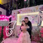 Acun Ilıcalı Instagram – Canım kızım nasıl da büyüdün. Ablaların gibi babanı hiç üzmedin. O güzel bakışlarını yerim. Nice mutlu yılların olsun. Allah seni hep mutlu etsin. ❤️