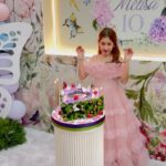 Acun Ilıcalı Instagram – Canım kızım nasıl da büyüdün. Ablaların gibi babanı hiç üzmedin. O güzel bakışlarını yerim. Nice mutlu yılların olsun. Allah seni hep mutlu etsin. ❤️