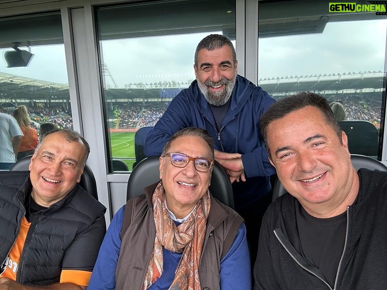 Acun Ilıcalı Instagram - Sevgili Murat abinin Hull City sevgisi beni çok gururlandırıyor. Bu hafta sonu gerçek bir Hull City taraftarı olduğunu hepimize hissettirdi :) @mu_ulker Dear Murat Ülker’s love for Hull City makes me very proud. He made us all feel that he was a real Hull City fan this weekend :) @hullcity #theTigers #hcafc #HullCity