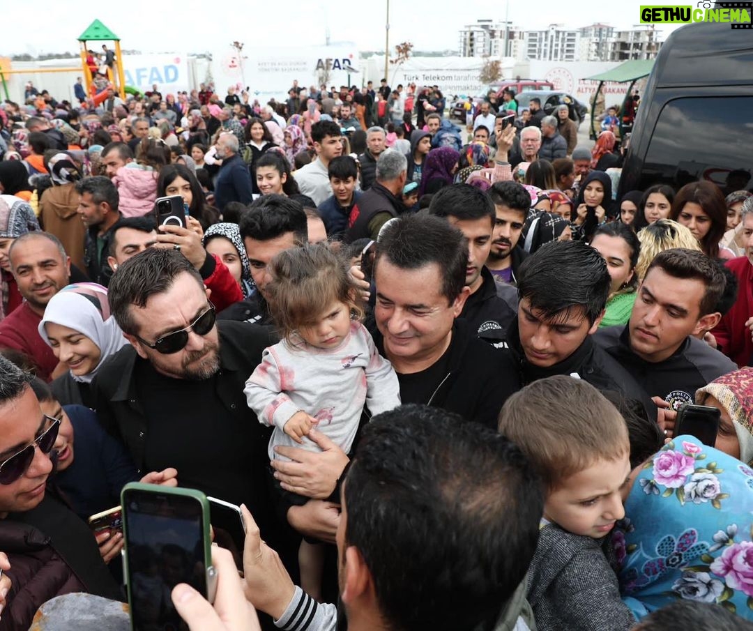 Acun Ilıcalı Instagram - Güzel insanlarla çok güzel bir gün geçirdim. Bayram öncesi dünya tatlısı çocuklarımızı gülümsetebildiysem ne mutlu bana. Onlar çok güzel bir geleceği hak ediyorlar ve biz bunu gerçekleştirebilecek güçteyiz.