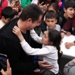 Acun Ilıcalı Instagram – Güzel insanlarla çok güzel bir gün geçirdim. Bayram öncesi dünya tatlısı çocuklarımızı gülümsetebildiysem ne mutlu bana. Onlar çok güzel bir geleceği hak ediyorlar ve biz bunu gerçekleştirebilecek güçteyiz.