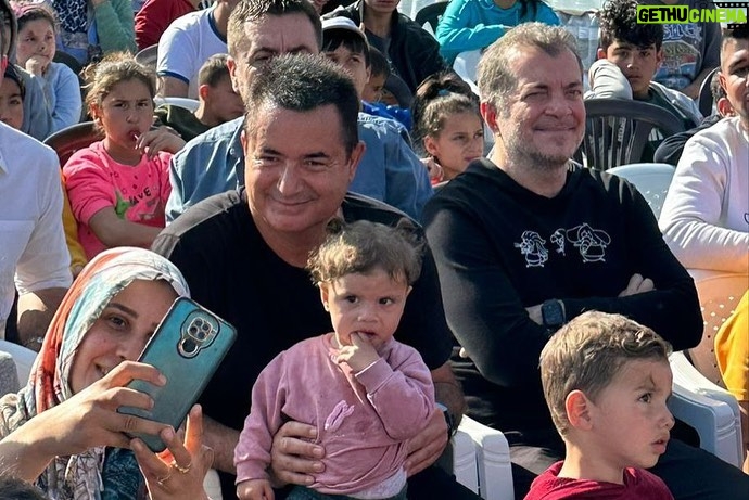Acun Ilıcalı Instagram - Dün çok güzel bir gündü. Hatay'daki çocuklarımızla "Kral Şakir Mikrop Avcıları Cumburlop!" filmini seyrettik. Onlarla olmak, sevgilerini hissetmek ve gözlerindeki mutluluğu görmenin benim için tarifi yok. O kadar tatlı, o kadar sevimlilerdi ki zaman nasıl geçti anlamadım. İnşallah yakın zamanda çok güzel bir proje ile tekrar orada olacağım. Misafirperverliği için Hatay Büyükşehir Belediye Başkanımız Lütfü Savaş’a ve ayrıca bu anlamlı günde benimle birlikte olduğu için sevgili Varol Yaşaroğlu'na teşekkür ediyorum. En kısa zamanda görüşmek dileğiyle... @lutfusavas @varolyasaroglu