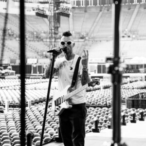 Adam Levine Instagram - MEXICO CITY!!!! Every single time we come here, we feel a genuine warmth from you that never fades. We ADORE you all and are humbled by your continued support. Couldn’t be a better way to kick off 2020!!!!!! #m5tour2020