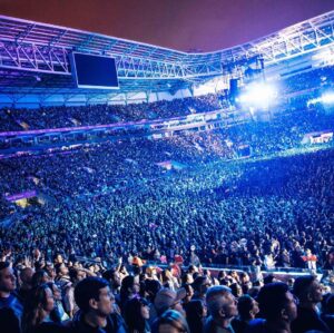 Adam Levine Instagram - LET IT RAIN!!!! SÃO PAULO!!!!! The fucking BEST. Maybe the best show we have ever had. Thank you isn’t enough. You truly blew us away. ❤️❤️❤️ 👽👽👽